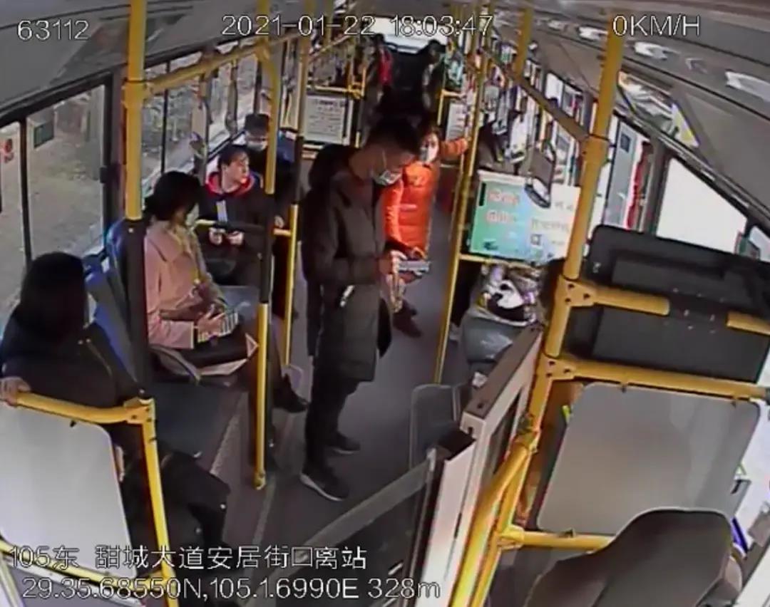 “一定要表示感谢”！内江公交车长这一举动获全车人为他点赞(图1)