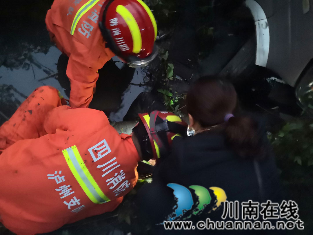 鱼塘镇今晨突发车祸 泸州消防5分钟抵达现场救援(图1)