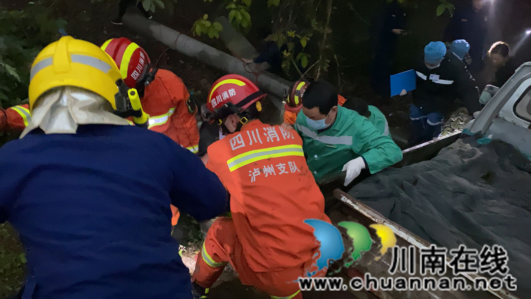 鱼塘镇今晨突发车祸 泸州消防5分钟抵达现场救援(图2)