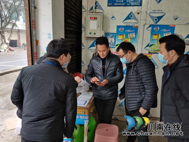 合江县市场监管局局长明定模到白米镇检查疫情防控工作(图1)