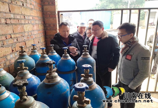 合江县市场监管局总工程师马腾带队开展造船特种设备安全大检查(图2)