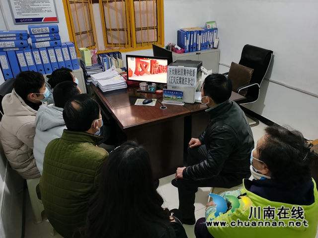 龙马潭区小市街道组织观看《正风反腐就在身边》主题教育片(图2)