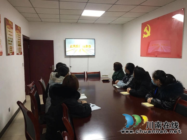 龙马潭区小市街道组织观看《正风反腐就在身边》主题教育片(图1)