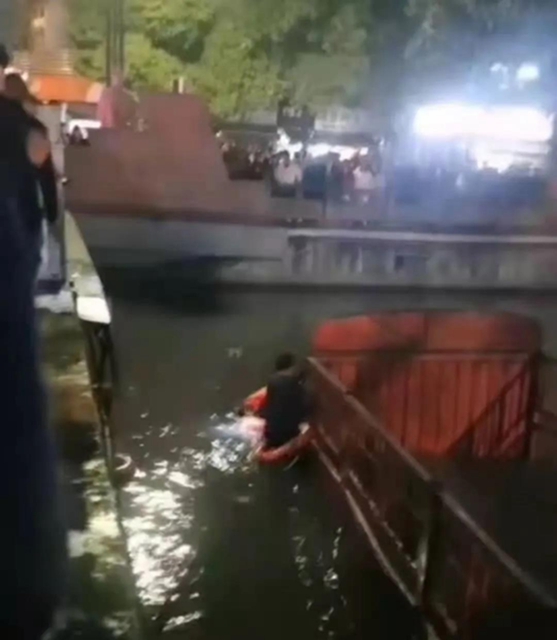 执法记录仪曝光！宜宾一货车冲进河中，特警跳水徒手破窗救人(图3)