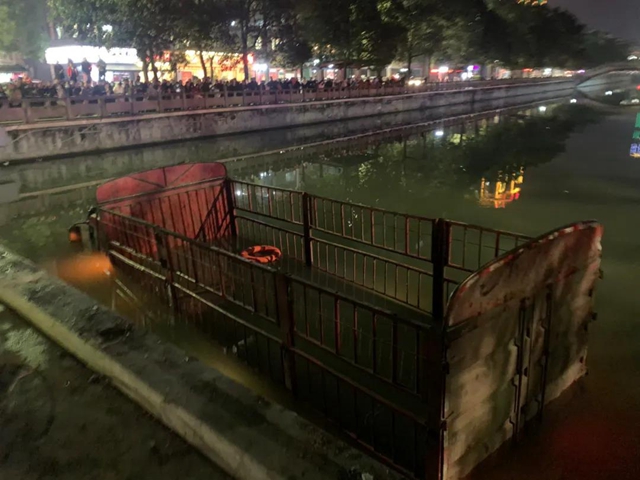 执法记录仪曝光！宜宾一货车冲进河中，特警跳水徒手破窗救人(图1)