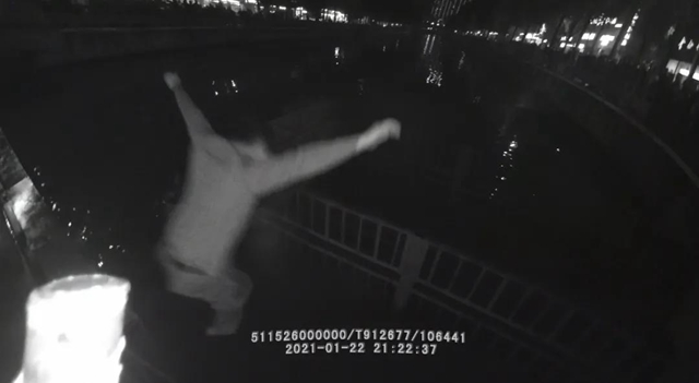 执法记录仪曝光！宜宾一货车冲进河中，特警跳水徒手破窗救人(图2)