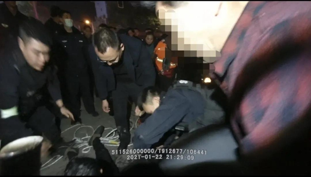 执法记录仪曝光！宜宾一货车冲进河中，特警跳水徒手破窗救人(图4)