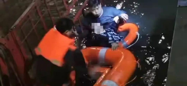 执法记录仪曝光！宜宾一货车冲进河中，特警跳水徒手破窗救人(图5)