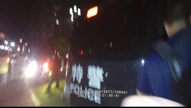 执法记录仪曝光！宜宾一货车冲进河中，特警跳水徒手破窗救人(图7)