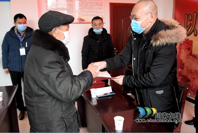 古蔺县颁发首批易地扶贫搬迁户不动产权证(图1)