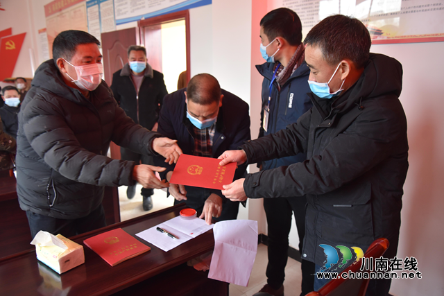 古蔺县颁发首批易地扶贫搬迁户不动产权证(图2)