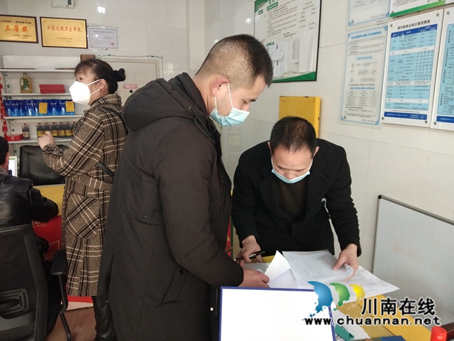 泸县百和镇开展快递点疫情防控专项检查(图1)