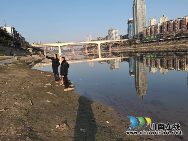 龙马潭区小市街道沱江河长开展巡河工作(图2)