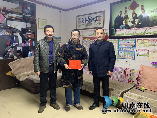 龙马潭区委常委何刚带队走访慰问红星街道困难党员(图2) 龙马潭区委常委何刚带队走访慰问红星街道困难党员(图2)