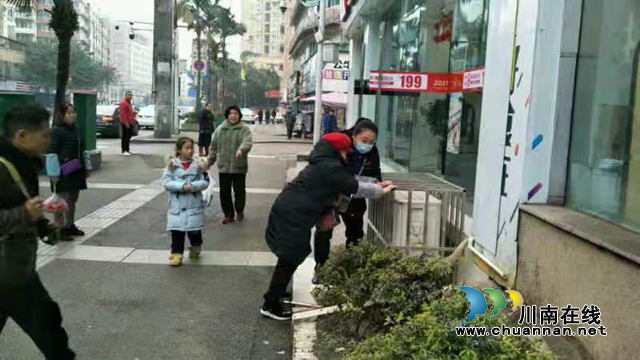 暖心！七旬太婆跌倒，龙马城管队员上前搀扶(图1)