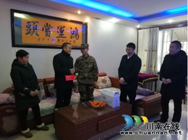 泸州军分区政委闫川平到龙马潭区红星街道龙桥子社区开展新春慰问活动(图1)