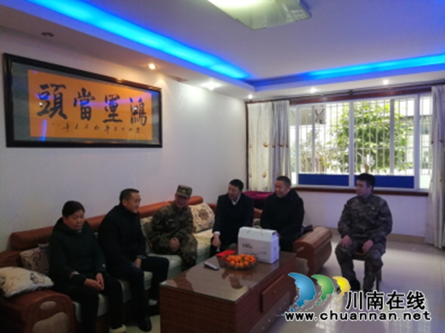 泸州军分区政委闫川平到龙马潭区红星街道龙桥子社区开展新春慰问活动(图3)