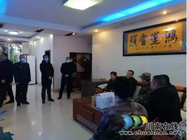 泸州军分区政委闫川平到龙马潭区红星街道龙桥子社区开展新春慰问活动(图2)
