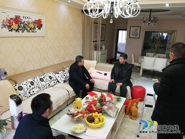 龙马潭区政协党组书记刘鹏飞带队慰问生病党员(图2)