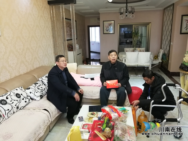 龙马潭区政协党组书记刘鹏飞带队慰问生病党员(图1)