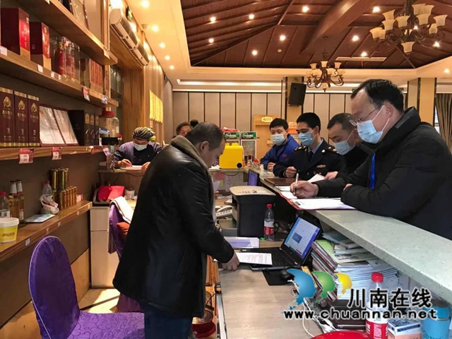 保证“舌尖上的安全”！合江县开展餐饮行业疫情防控检查(图2)
