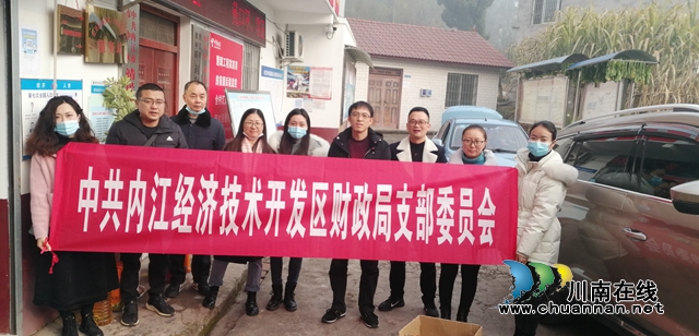 内江经开区靖民镇三山村开展节前送温暖活动(图1) 内江经开区靖民镇三山村开展节前送温暖活动(图1)