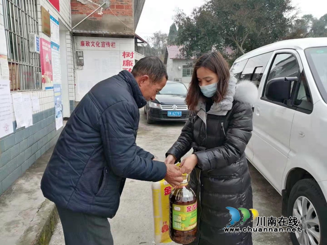 内江经开区靖民镇长安村：春节慰问贫困户，浓浓关怀暖人心(图1)