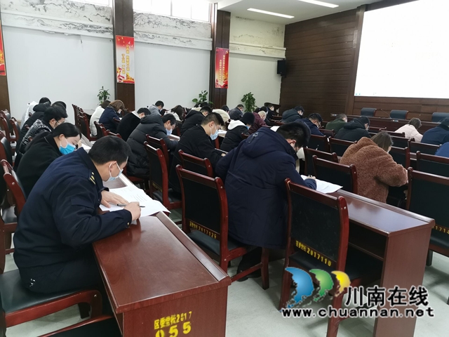 龙马潭区综合行政执法局举行执法知识月月考试(图2) 龙马潭区综合行政执法局举行执法知识月月考试(图2)