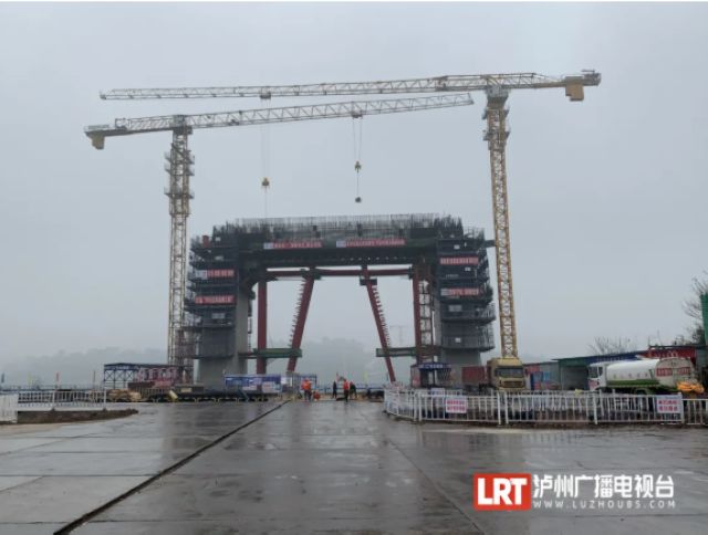 ​泸州长江八桥正在加紧施工(图1)