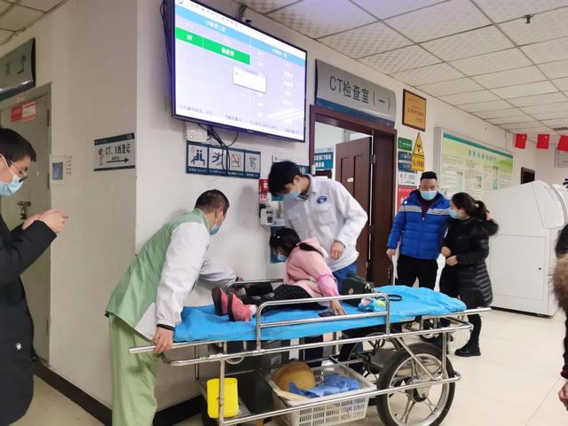 【围观】人行道上，外卖小哥撞飞母女？(图2)