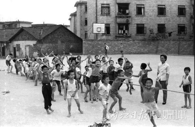 震撼！64张绝版老照片曝光，这是“60后”内江人的回忆(图29)