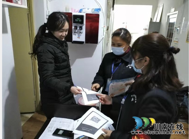 内江经开区交通镇广泛进行健康码、场所码宣传(图1) 内江经开区交通镇广泛进行健康码、场所码宣传(图1)