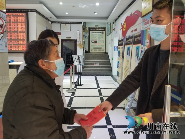 龙马潭区小市街道走访慰问困难党员(图1)