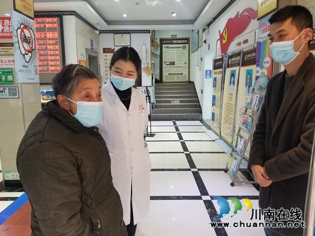 龙马潭区小市街道走访慰问困难党员(图2)