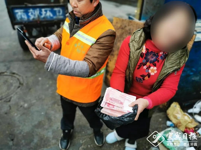宜宾一女子将丈夫装有3万元的旧衣服扔了！几人翻了上千斤垃圾！结果……(图2)