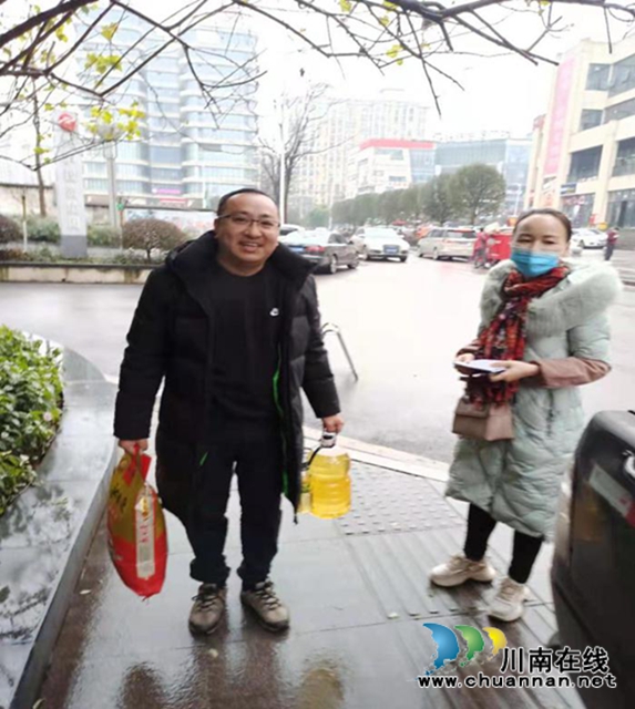 四川新火炬化工有限责任公司入户看望慰问待工休息员工(图3)