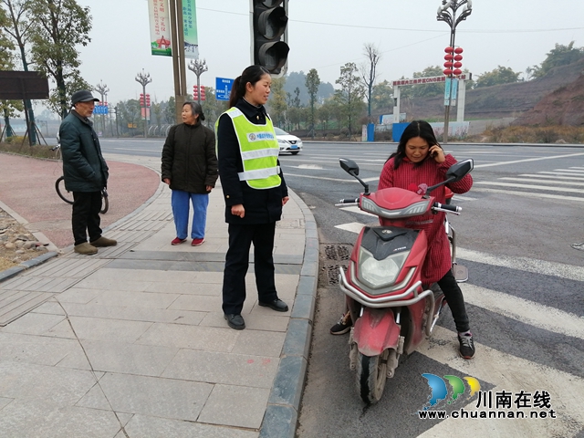 内江经开区靖民镇沱江社区：格格变身“交通协管员”(图1)