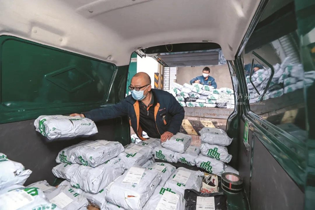 接收包裹有要求！江阳区：业主取件须在小区外进行(图1)