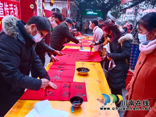泸县开展迎新春送春联禁毒宣传活动(图2)