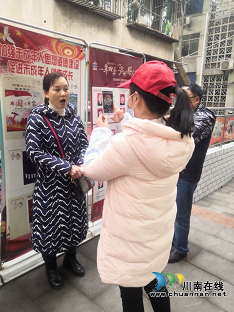 龙马潭区小市街道杜家街社区开展养老资格认证志愿服务(图2)