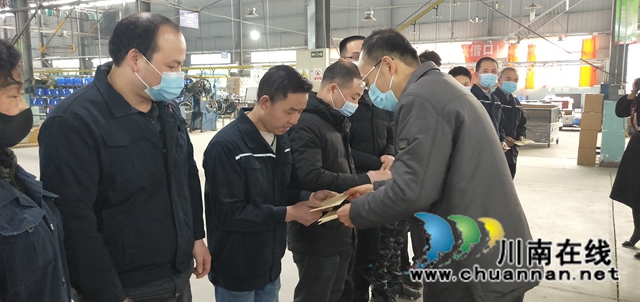 送温暖！省人社厅领导走访慰问泸县农民工及留守家人(图5)