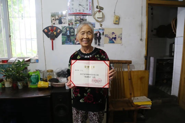 泸州七旬奶奶捐资助学40多年,她的衣服都缝缝补补……(图2) 泸州七旬奶奶捐资助学40多年,她的衣服都缝缝补补……(图2)