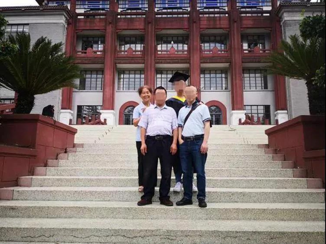 泸州七旬奶奶捐资助学40多年,她的衣服都缝缝补补……(图4) 泸州七旬奶奶捐资助学40多年,她的衣服都缝缝补补……(图4)