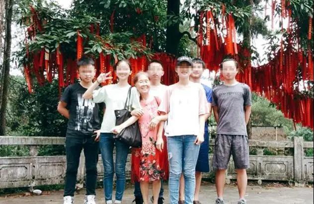 泸州七旬奶奶捐资助学40多年,她的衣服都缝缝补补……(图6) 泸州七旬奶奶捐资助学40多年,她的衣服都缝缝补补……(图6)