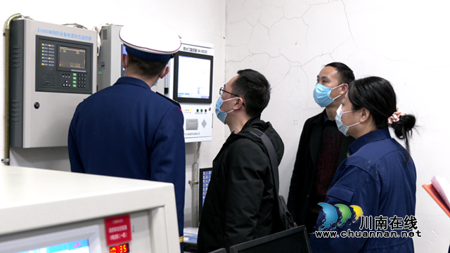 泸州市消防救援支队邀请专家团队开展大型商业综合体消防安全检查(图2)