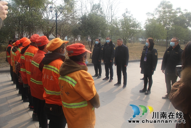 泸县政协主席李镇慰问环卫工人(图1)