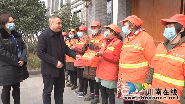 泸县政协主席李镇慰问环卫工人(图2)