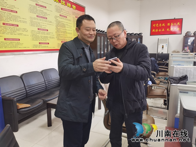 “党员带头,‘码’上行动” 纳溪区法院助力推广四川天府健康通(图3) “党员带头,‘码’上行动” 纳溪区法院助力推广四川天府健康通(图3)