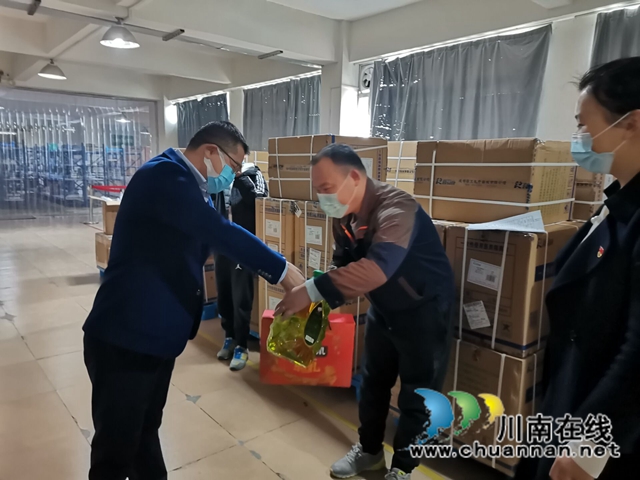 泸县：心系非公党员，节前慰问一家亲(图1)