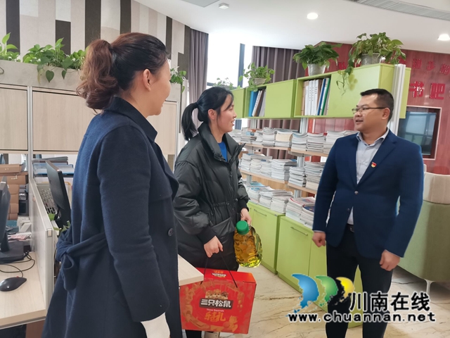 泸县：心系非公党员，节前慰问一家亲(图2)